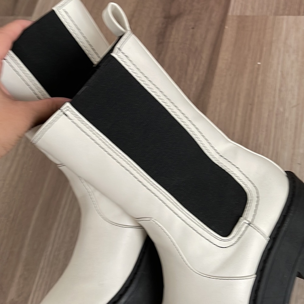 WHITE BOOTS - Picture 5 of 5